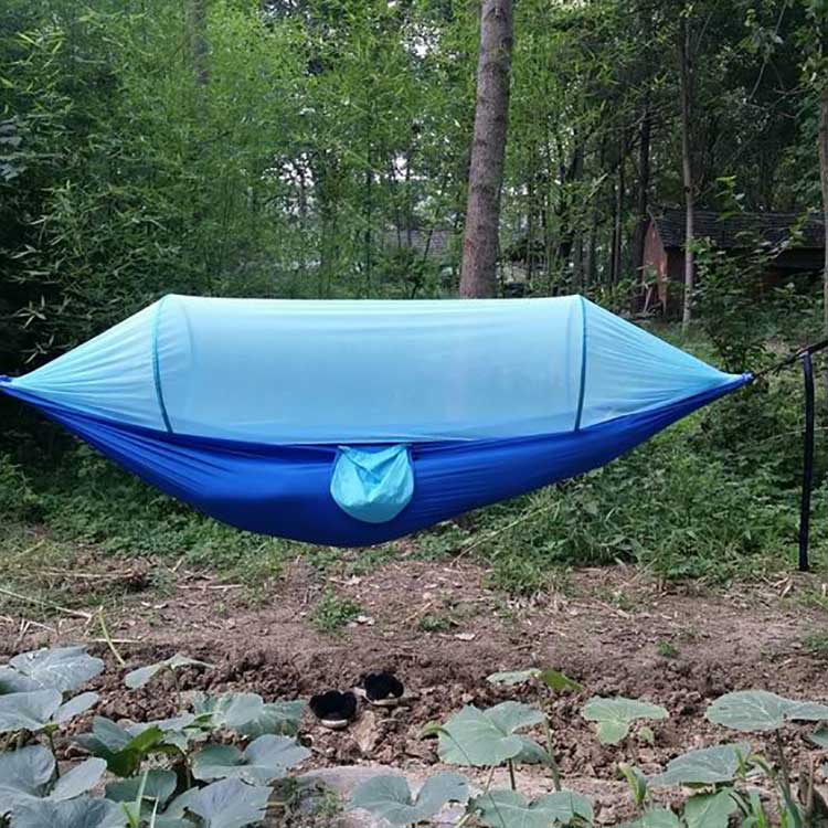 Kämpingu võrkkiik hüppava sääsevõrguga