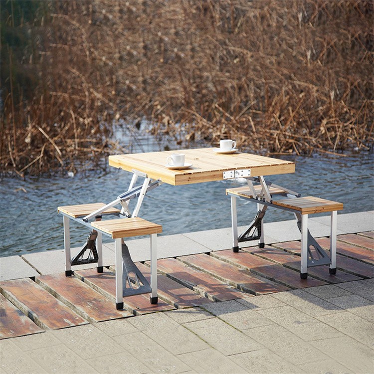Kokkupandav piknikulaud istmetega